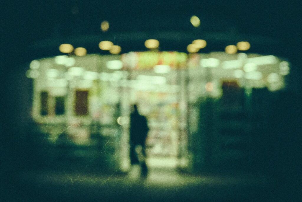 夜風と、静かなコンビニの灯り