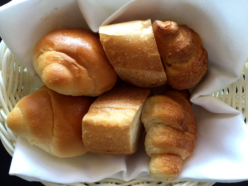 朝のパン屋さんと、昼下がりの公園散歩