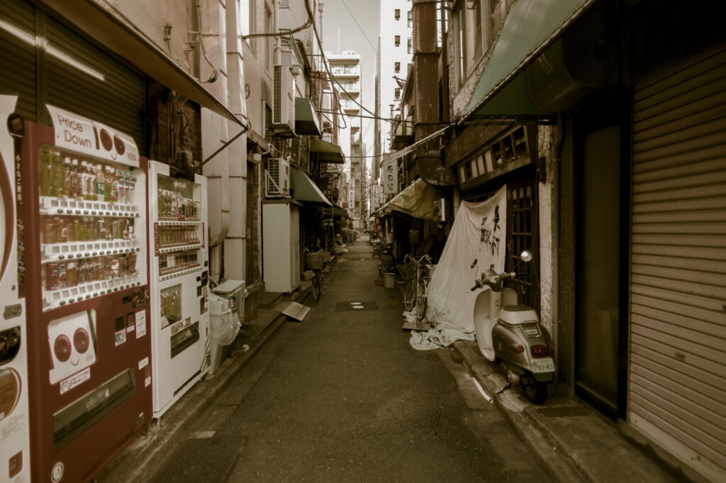 路地裏の自販機と、ひそかな楽しみ