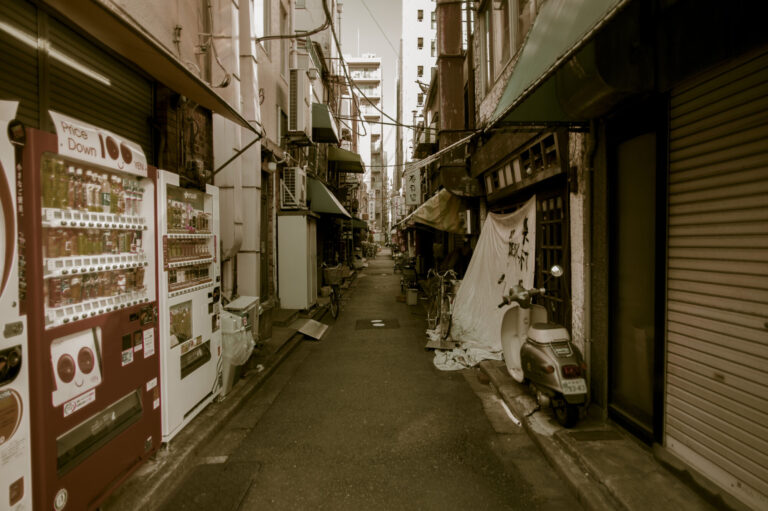 路地裏の自販機と、ひそかな楽しみ/香咲 彩愛/クラブアイリス