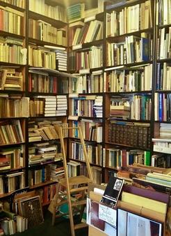 古本屋と、手に残るインクの匂い/香咲 彩愛/クラブアイリス