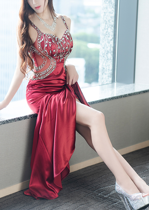 夕暮れの光に透ける、柔らかな肌の質感。